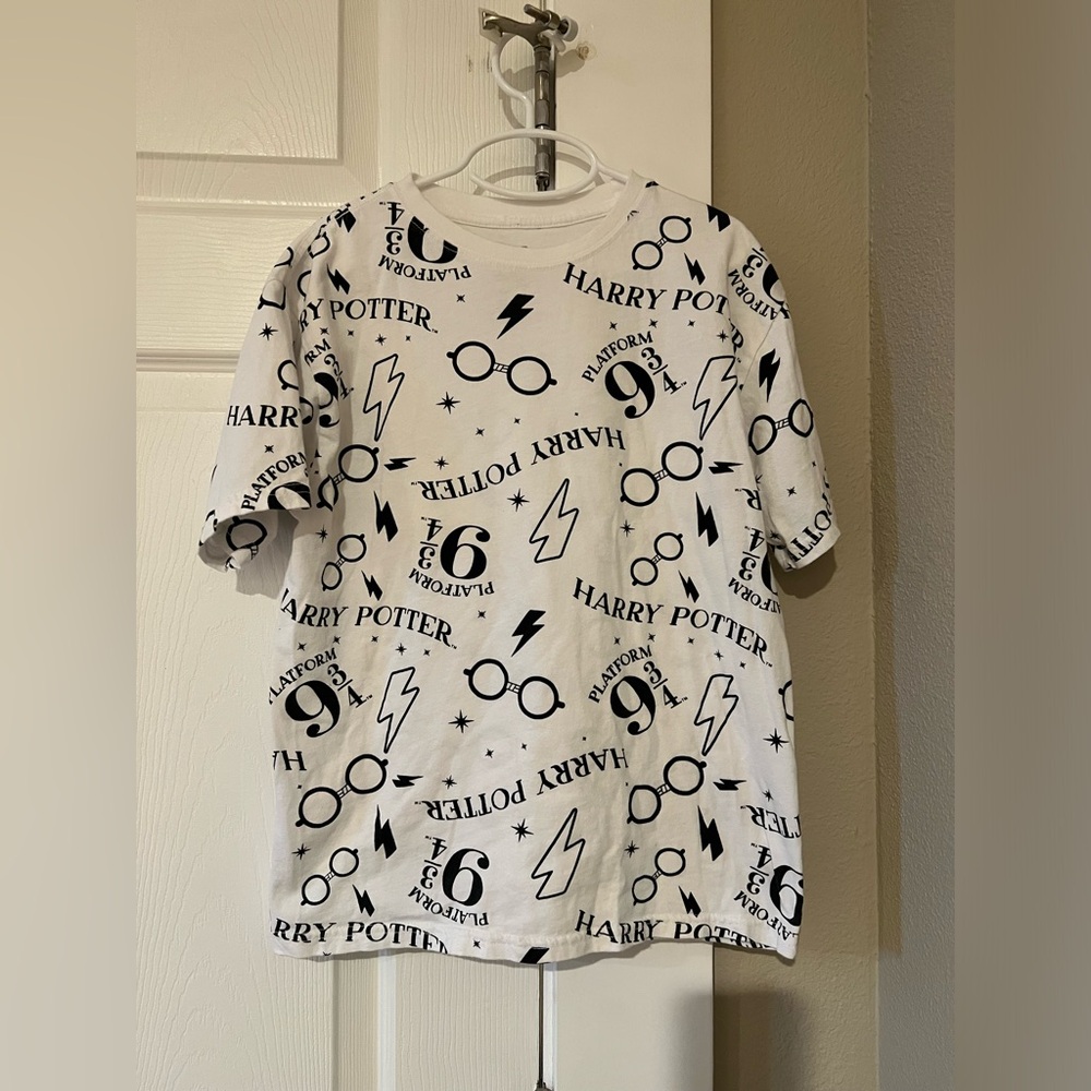 Kids Harry Potter Wizarding World white graphic tee. Size L/XL